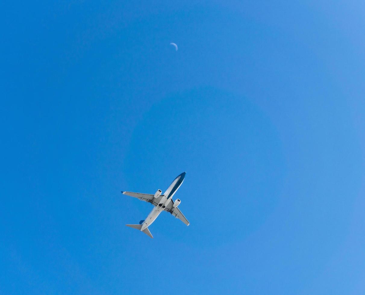 buenos aires, argentine, 2019. avion commercial avec la lune photo