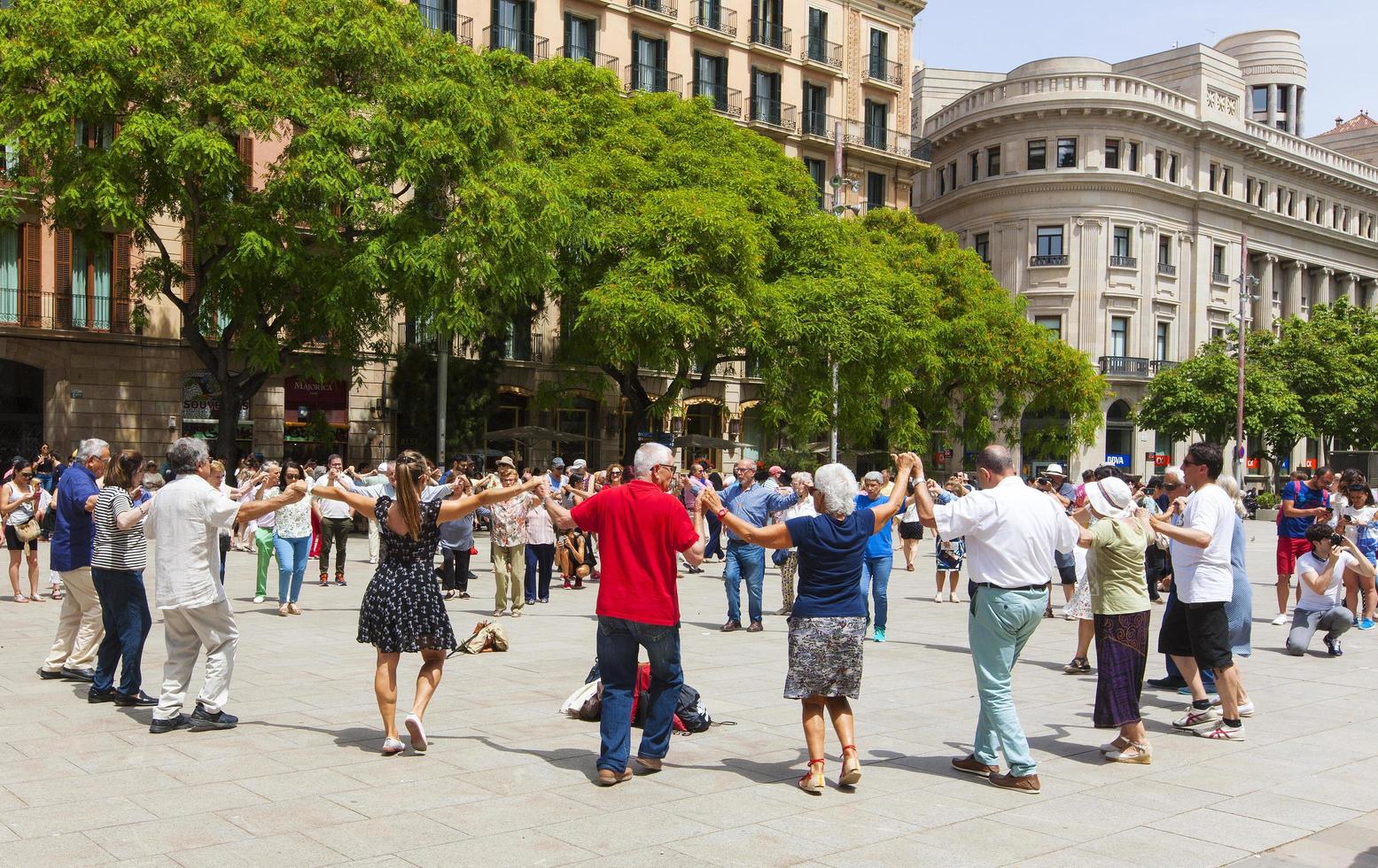 barcelone, espagne, 10 juin 2018-personnes âgées dansant photo