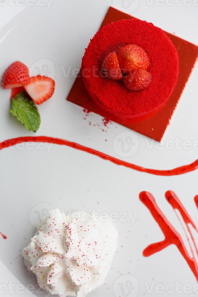 gâteau aux fraises sucré sur assiette photo