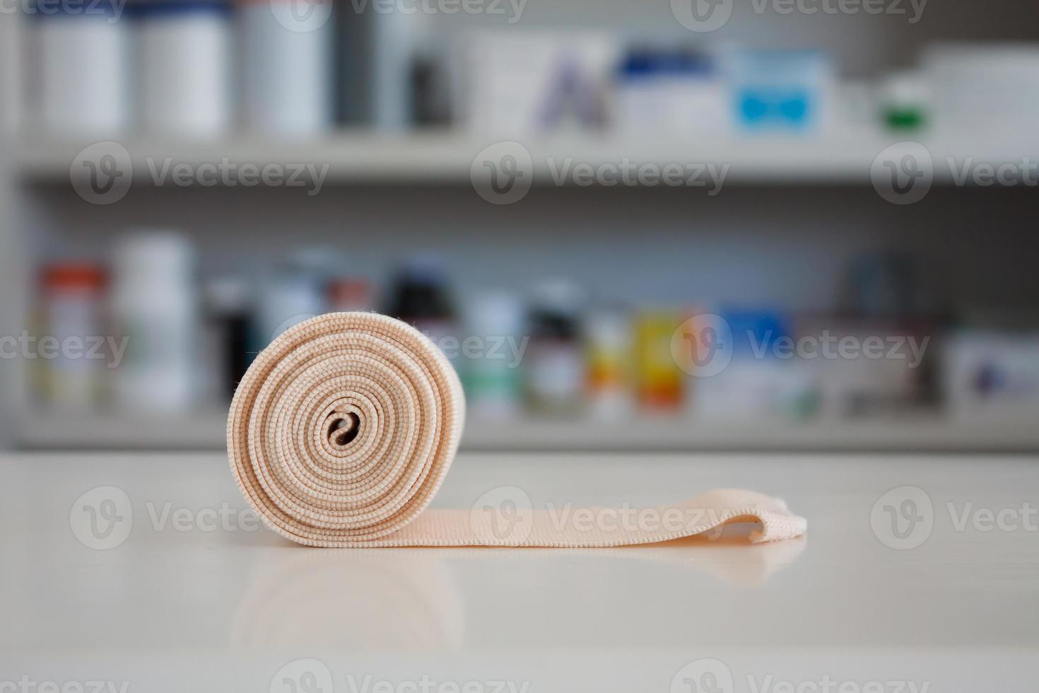 bandage élastique médical avec étagères floues de pharmacie photo