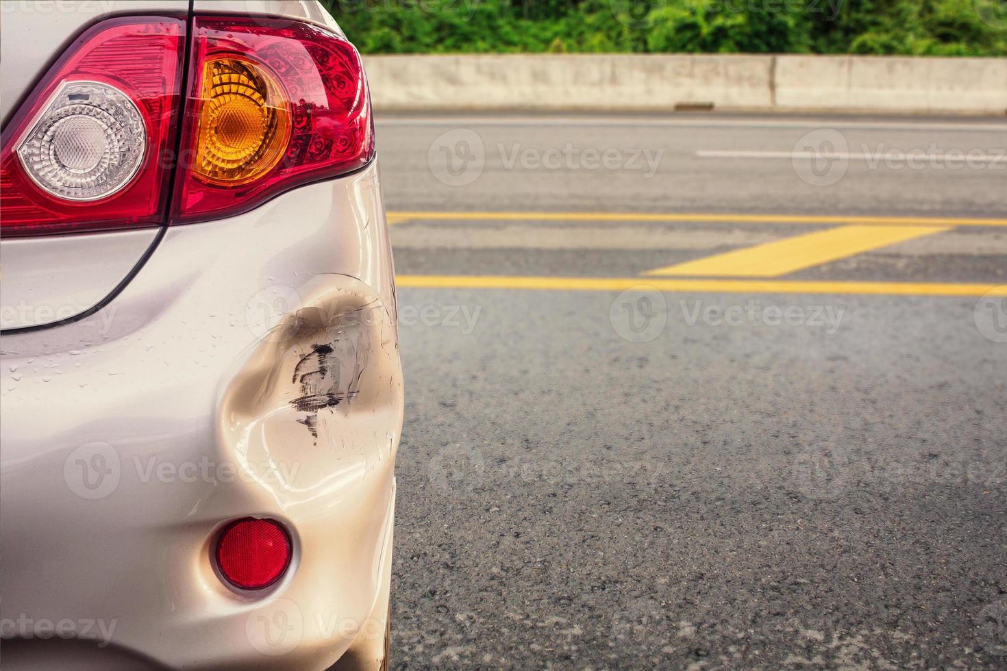 voiture a cabossé pare-chocs arrière endommagé après un accident photo