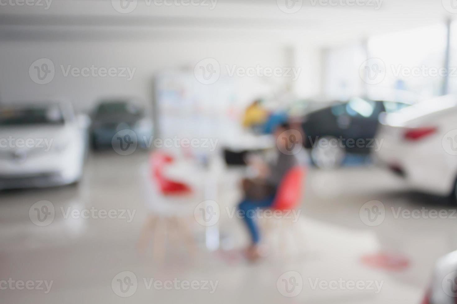 nouvelle voiture chez un concessionnaire de salle d'exposition de voitures neuves photo