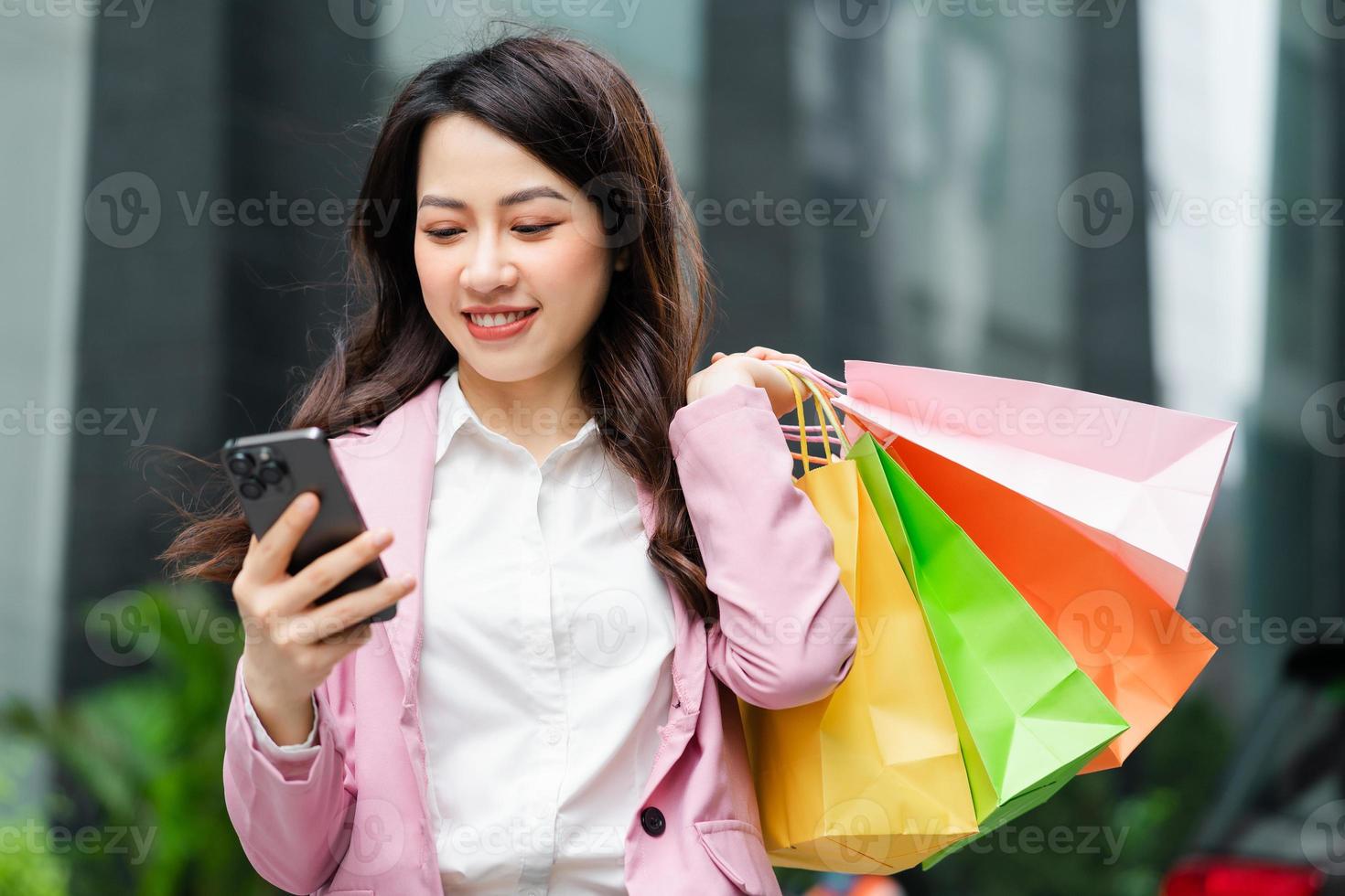 image de femme d'affaires asiatique faisant du shopping photo