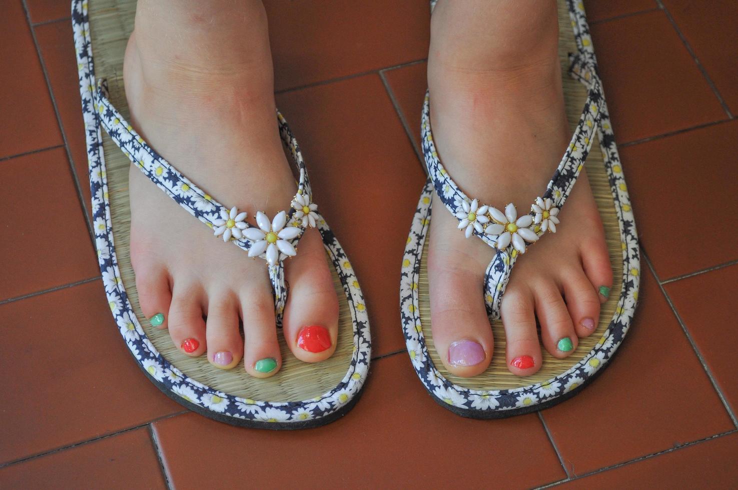 pieds de fille avec des sandales sur un trottoir photo