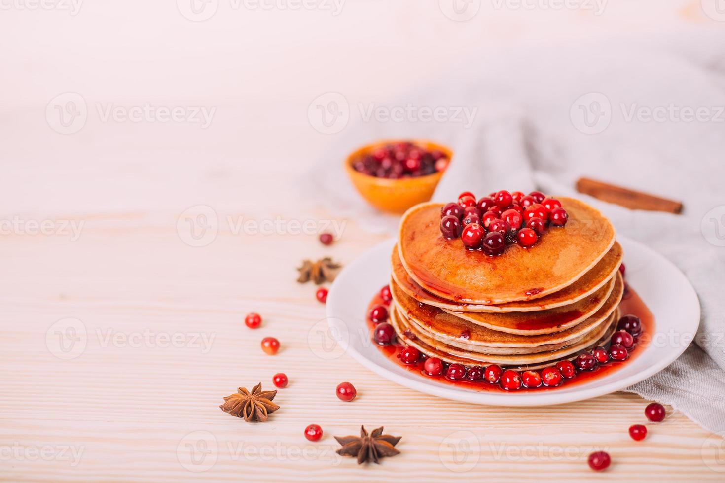 crêpes savoureuses et lumineuses aux canneberges. photo