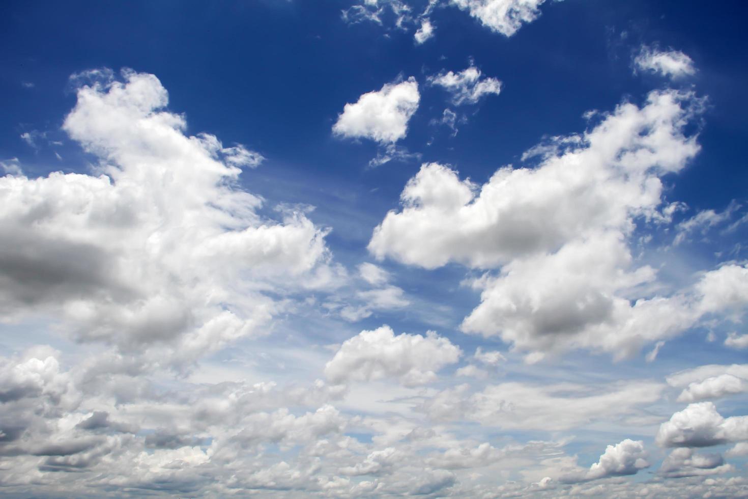 ciel bleu avec des nuages blancs. photo