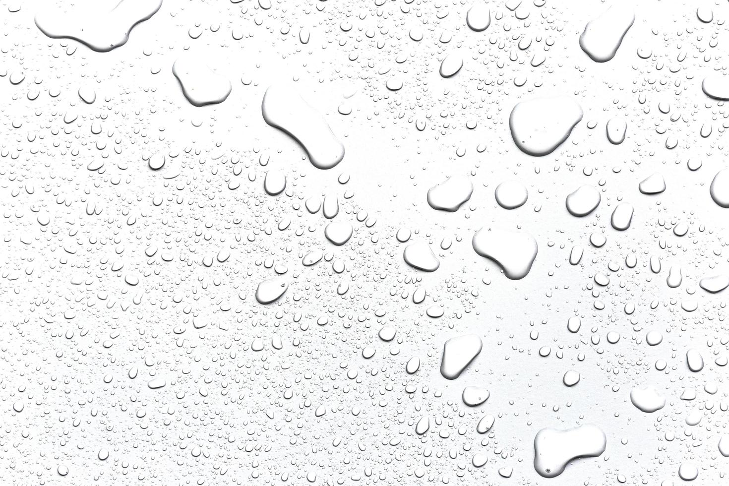 gouttelettes d'eau abstraites fond isolé avec un fond blanc. photo