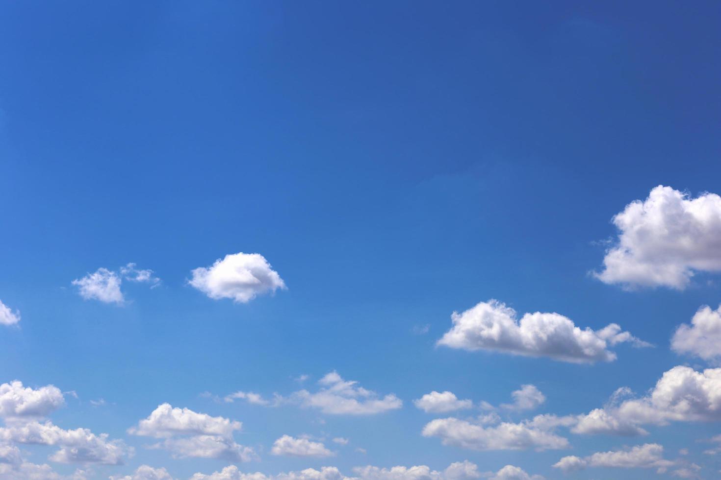 ciel bleu avec des nuages photo