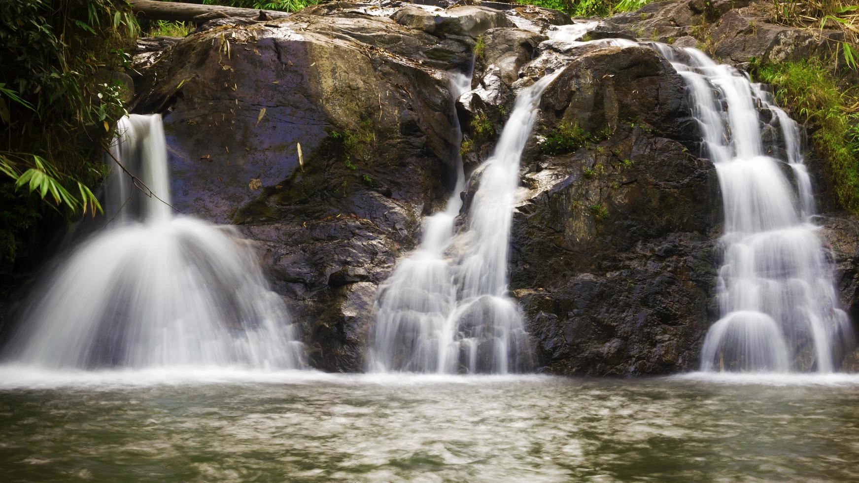 Cascade naturelle Dawna, état karen, myanmar photo