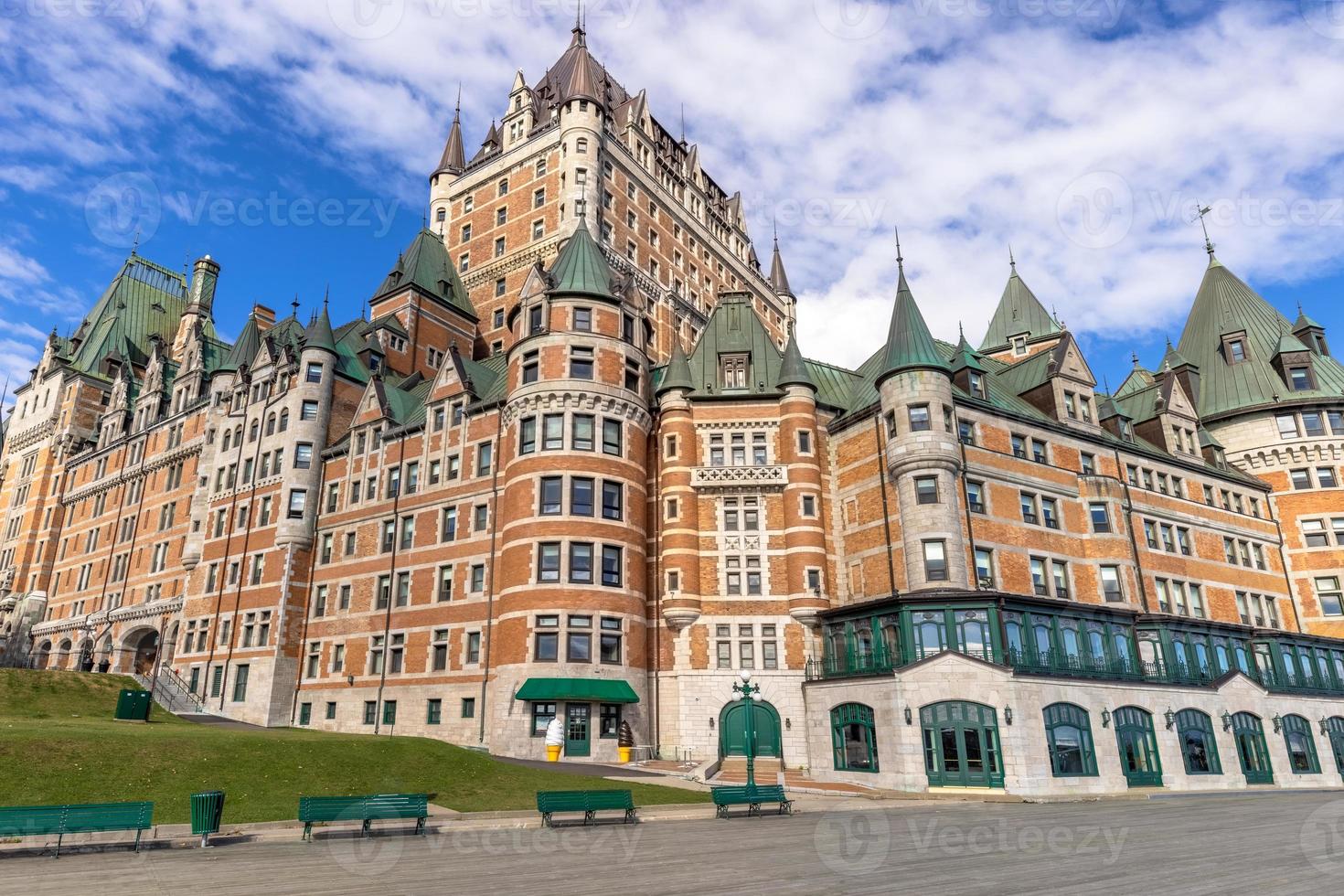 célèbre château frontenac dans le centre historique de québec situé sur la promenade de la terrasse dufferin avec des vues panoramiques et des paysages du fleuve saint-laurent photo