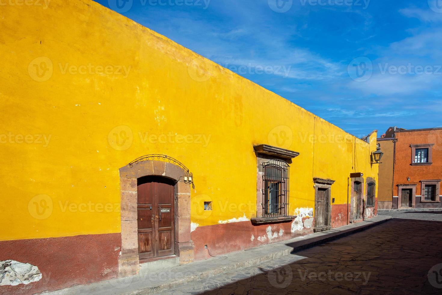 mexique, bâtiments colorés et rues de san miguel de allende dans le centre-ville historique photo