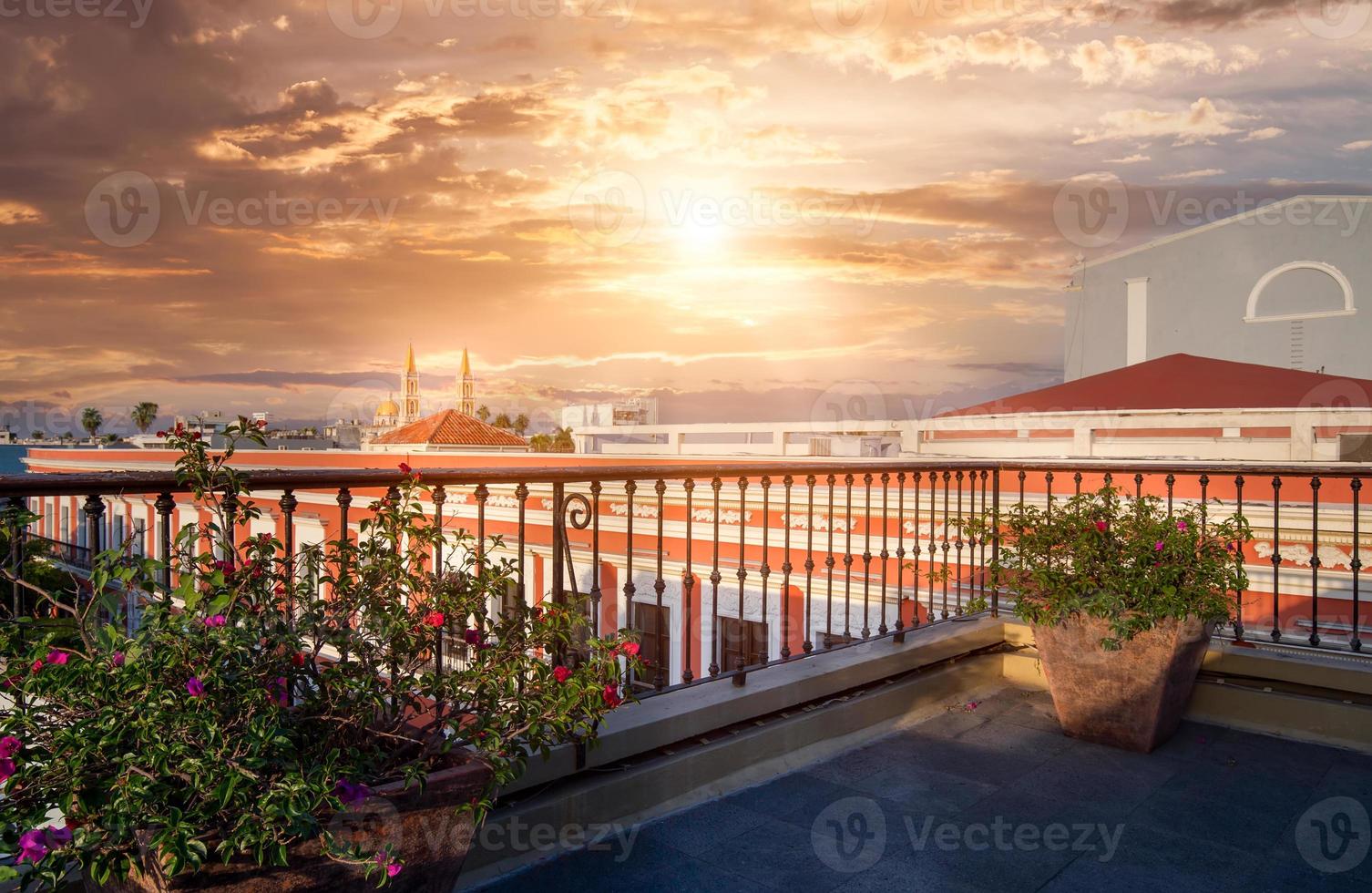 mexique, mazatlan, rues colorées de la vieille ville dans le centre-ville historique photo