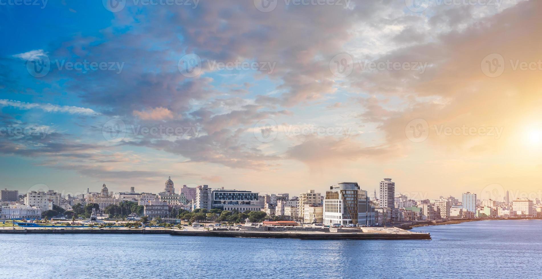 vue aérienne panoramique d'une vieille havane, des rues de la vieille havane et de la baie de la havane dans le centre-ville historique de la havane vieja près du paseo el prado et du malecon photo