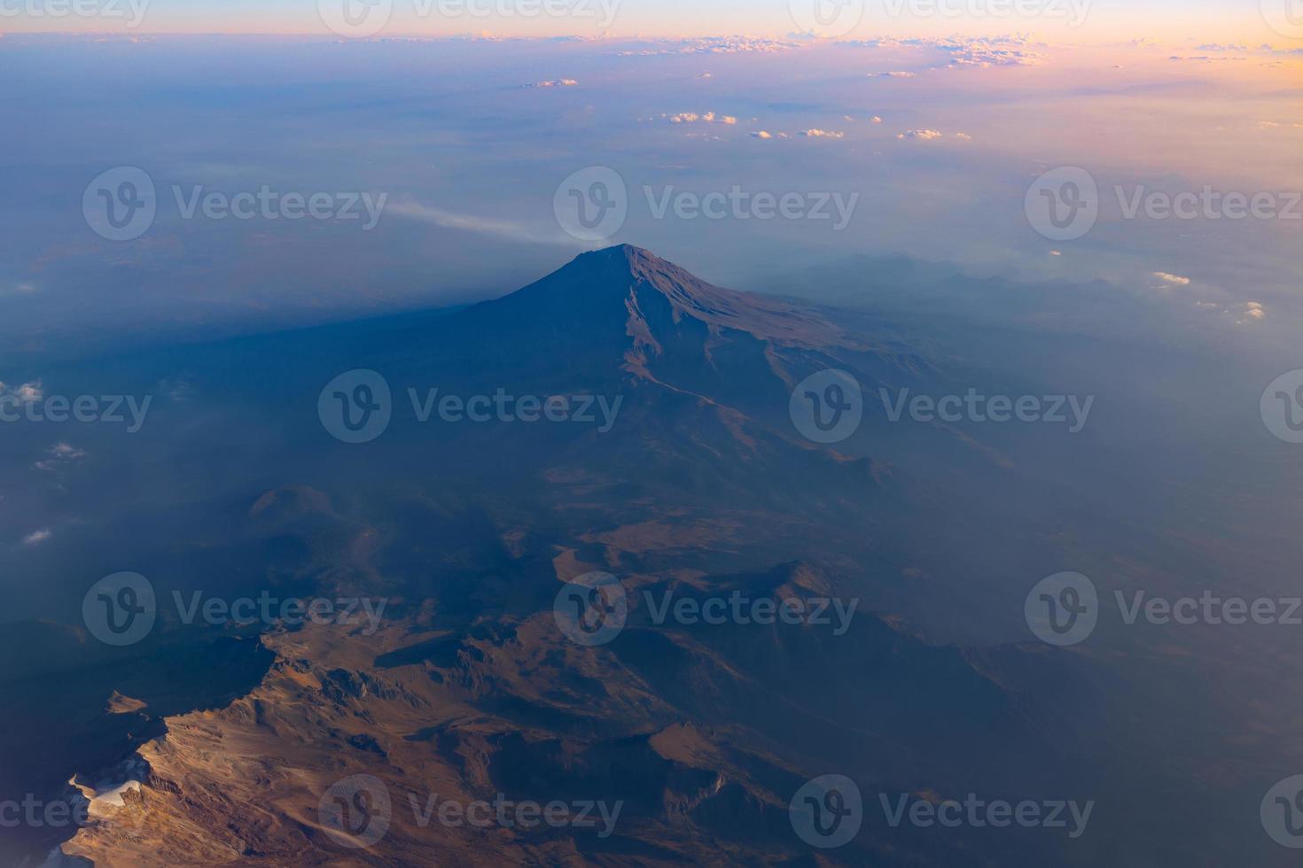 une vue aérienne panoramique de la chaîne de montagnes mexicaine située dans les états de puebla, de morelos et du mexique, dans le centre du mexique. photo