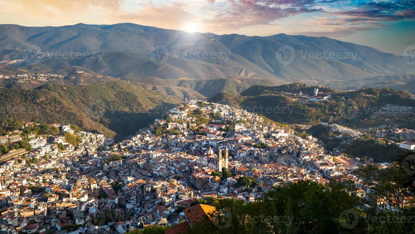mexique, belvédère de la ville de taxco surplombant les collines pittoresques et le centre-ville historique colonial coloré photo