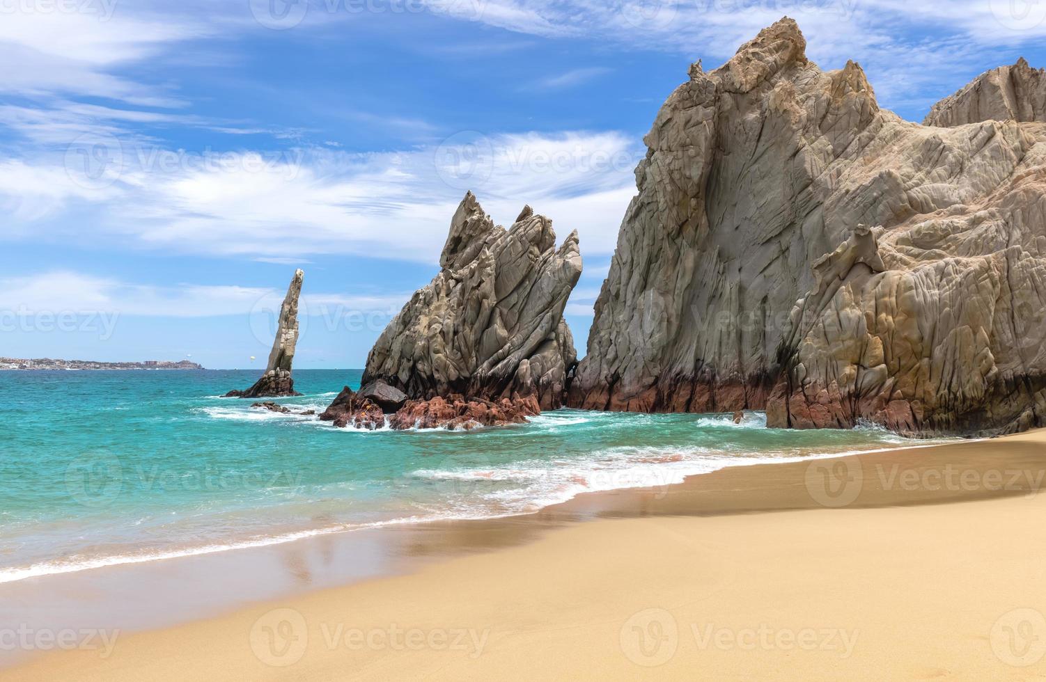 destination de voyage pittoresque plage playa amantes, plage des amoureux connue sous le nom de playa del amor située près de l'arche pittoresque de cabo san lucas photo