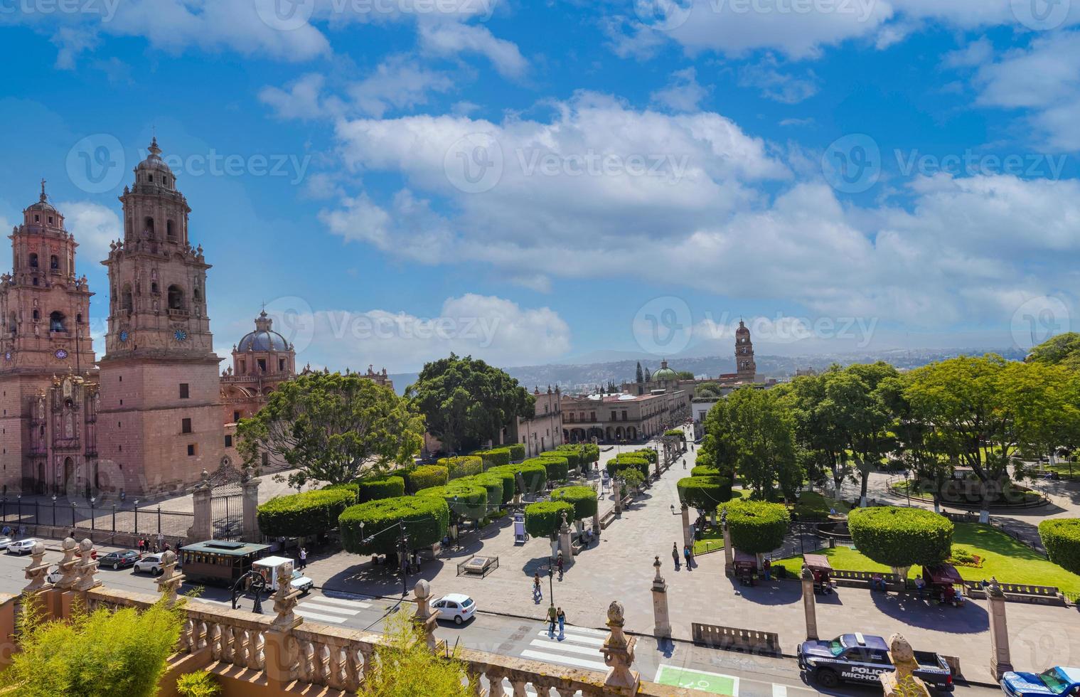 célèbre cathédrale pittoresque de morelia située sur la plaza de armas dans le centre-ville historique photo