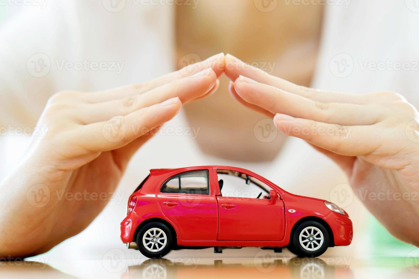 mains féminines et voiture comme protection du concept de voiture photo