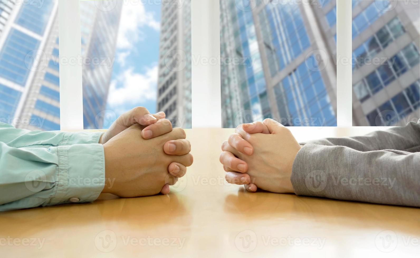 négociation de deux hommes d'affaires avec les mains jointes au bureau. photo