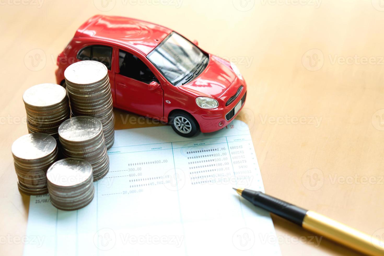 les pièces s'empilent dans les colonnes, livre d'épargne, voiture. concept financier et bancaire. photo