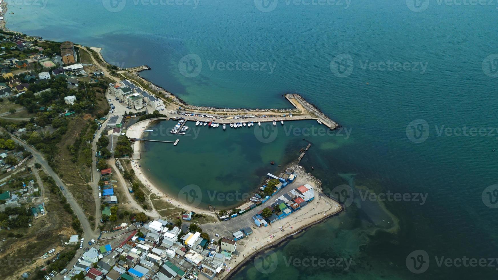 les yachts sont amarrés dans le drone aérien de la mer photo