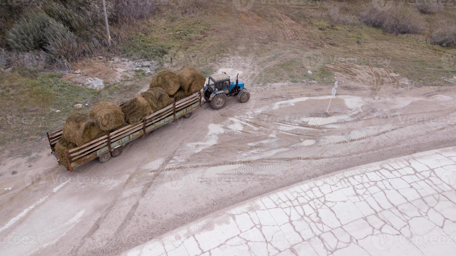 le tracteur transporte les balles de paille vue de dessus photo