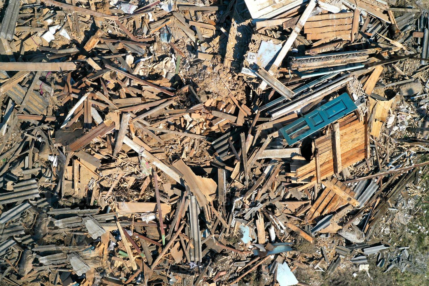 décombres après la destruction de la maison vue de dessus. photo