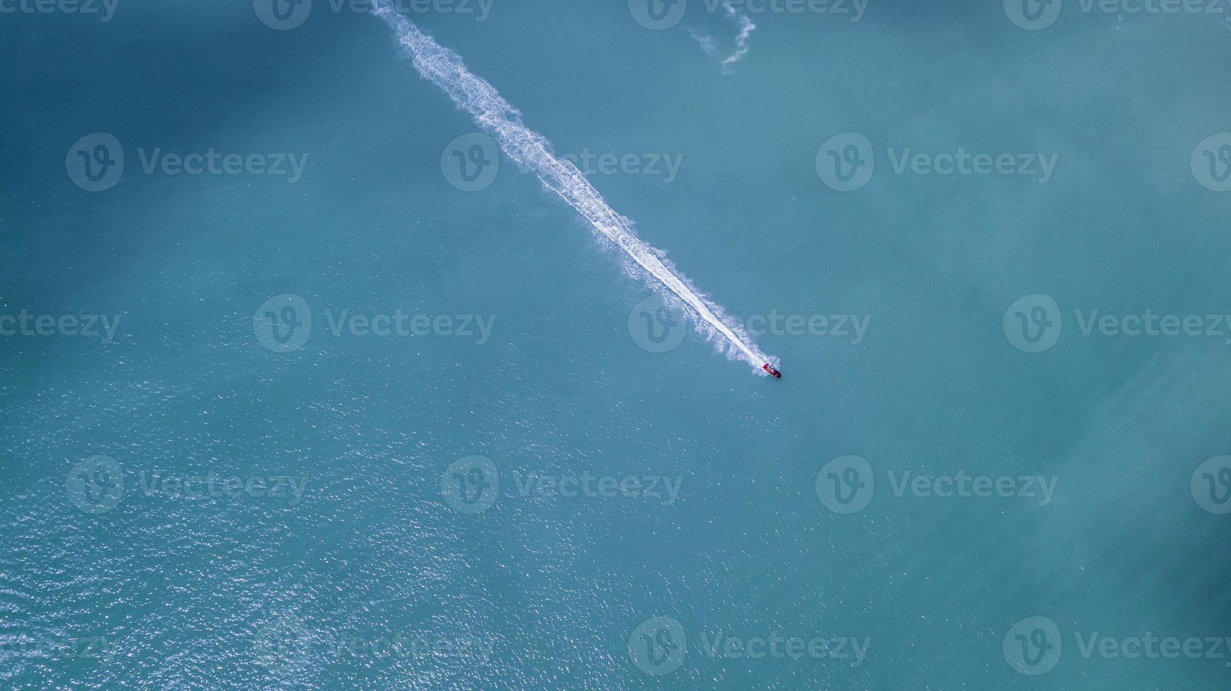 vue aérienne du jet ski dans l'océan photo