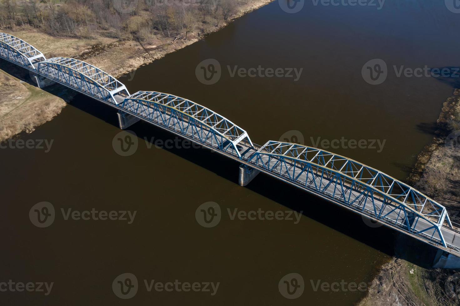 pont routier sur la rivière vue de dessus photo