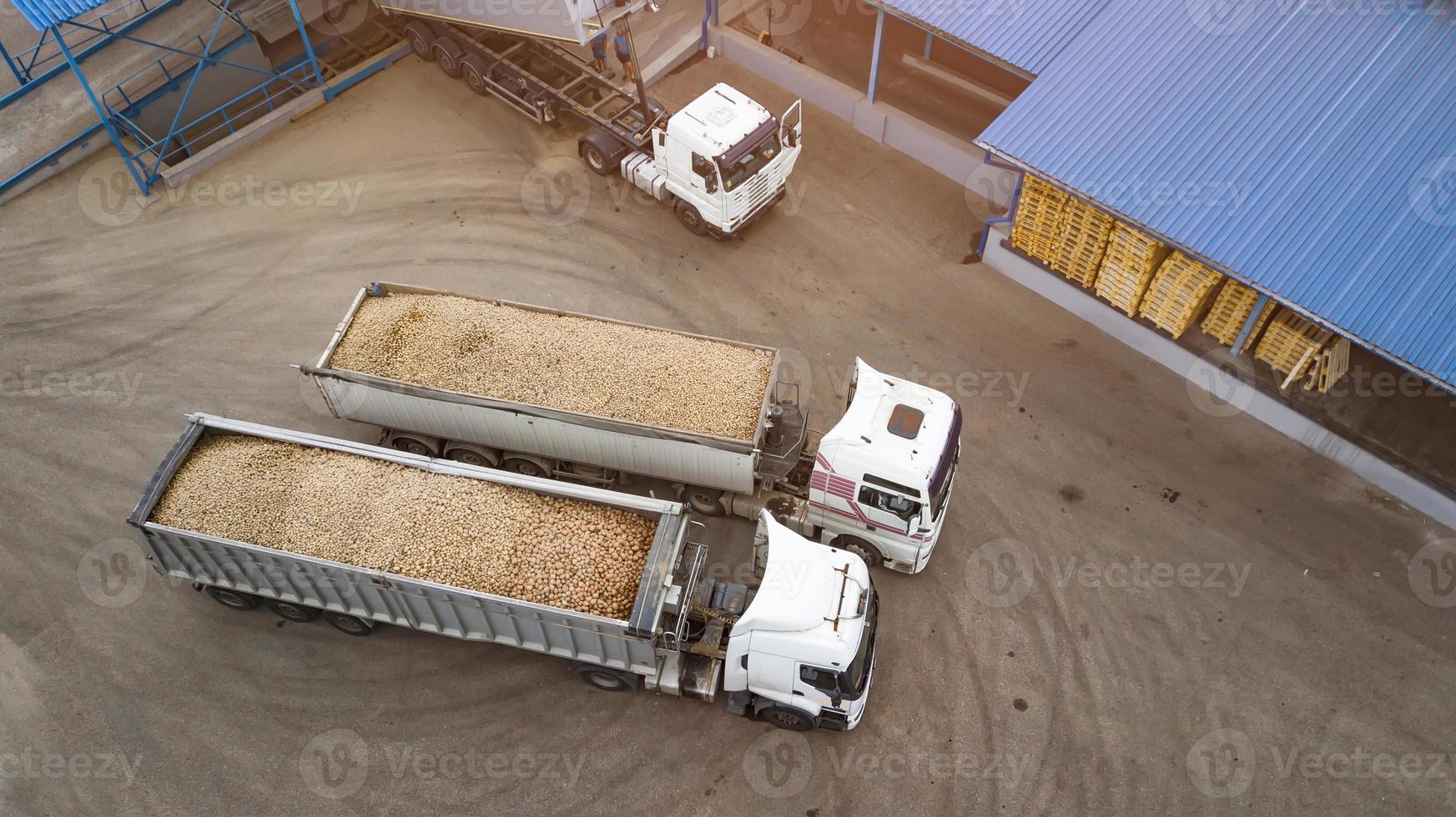 camions avec pommes de terre à la vue de dessus de l'usine de transformation de pommes de terre photo