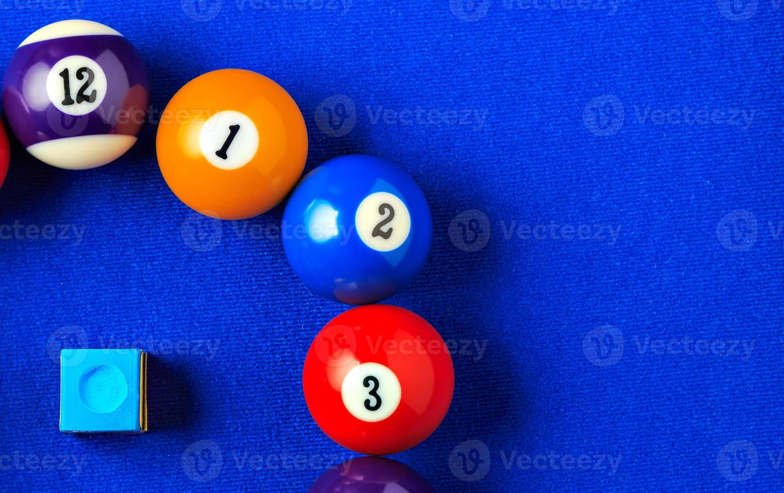 boules de billard à la craie bleue sur une table de billard bleue