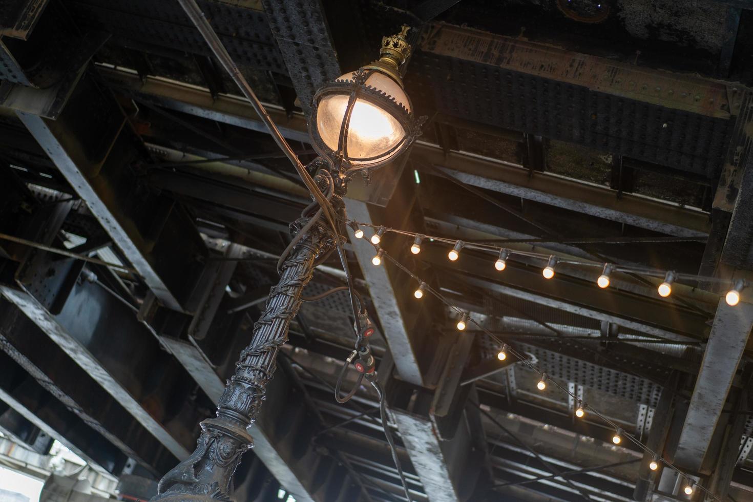 lumière de londres sous le pont en acier photo