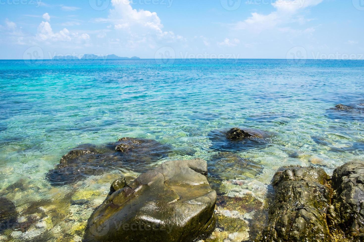 mer de cristal avec roche de récif photo
