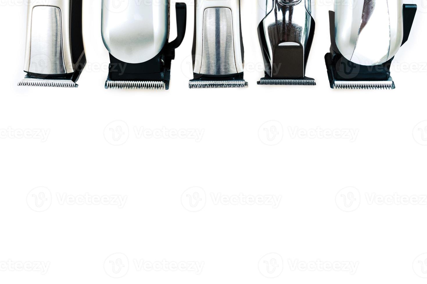 un ensemble d'outils de coupe de cheveux sur fond blanc pour couper le salon de barbe de coiffeur photo