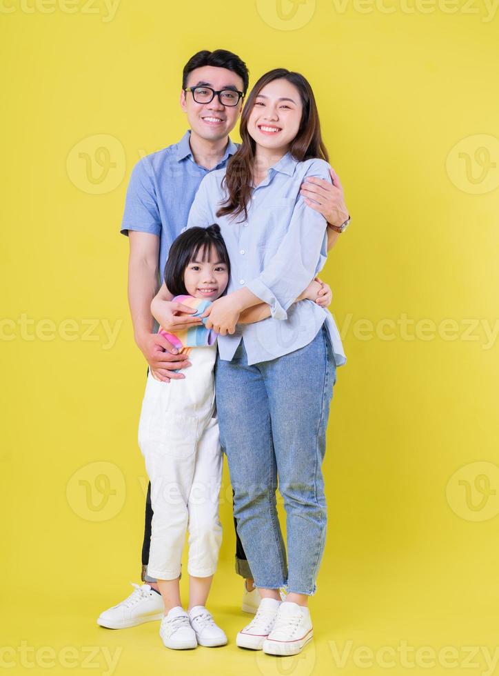 image pleine longueur de la jeune famille asiatique sur fond photo