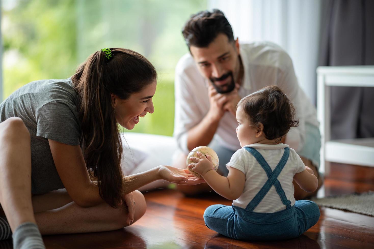 jeune mère et enfant bébé sont heureux à la maison, concept de famille d'enfance avec maman caucasienne et petit garçon, mode de vie des soins aux nouveau-nés photo