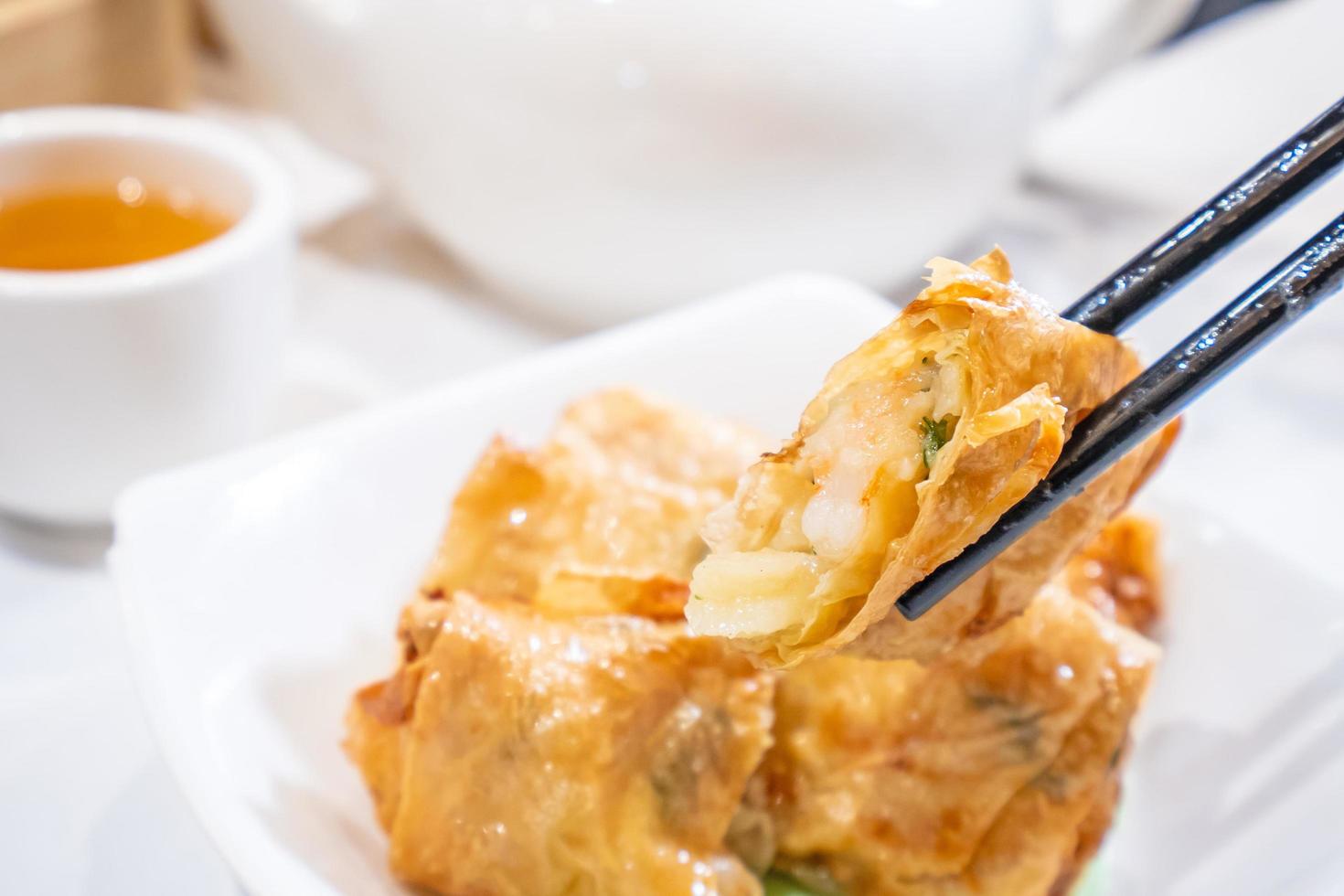 délicieux dim sum, célèbre cuisine cantonaise en asie - rouleaux de peau de tofu au caillé de haricots frits avec crevettes et crevettes au restaurant yumcha de hong kong, gros plan photo