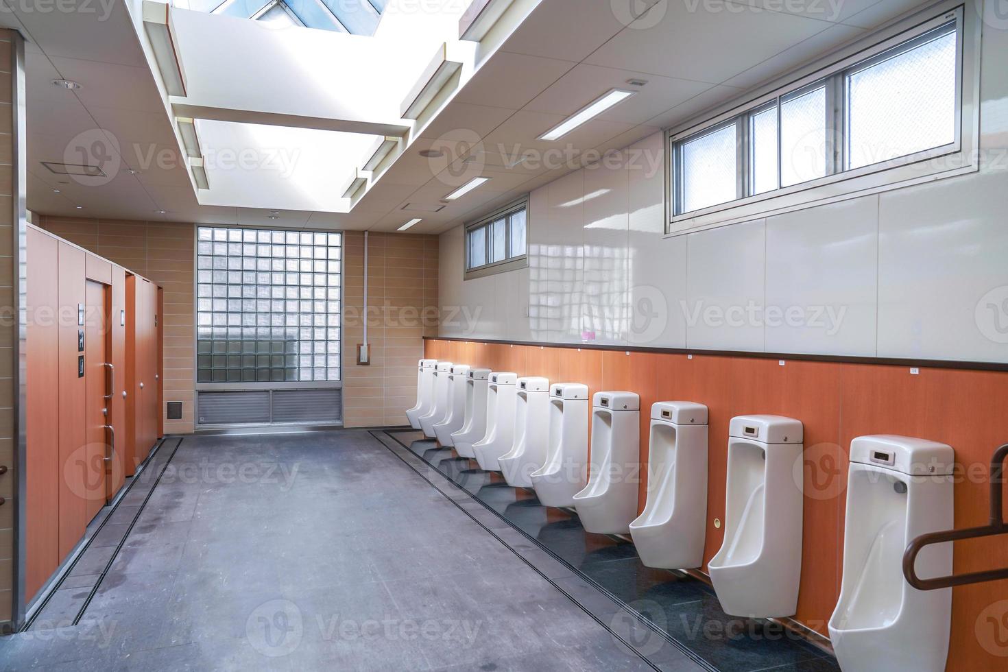 toilettes publiques masculines au point de repos de la voiture, japon photo