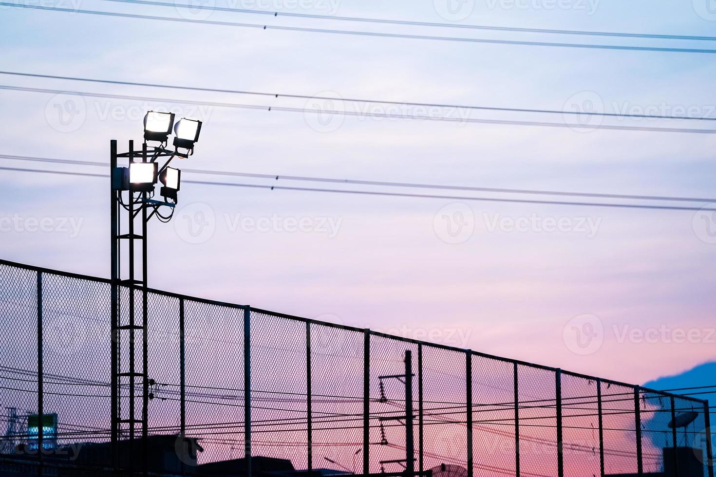 ciel crépusculaire sur le terrain de football photo