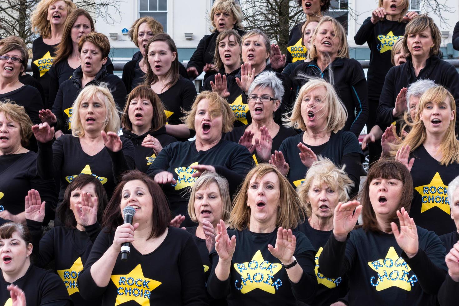 Cardiff, Pays de Galles, Royaume-Uni, 2014. La chorale rock soutenant la journée de secours sportif et divertissant les foules photo