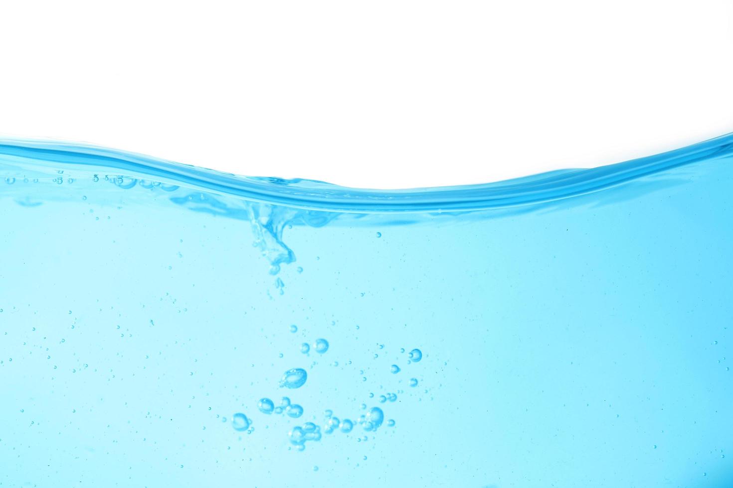 L'eau de surface bleu et bulle d'air isolé sur fond blanc photo