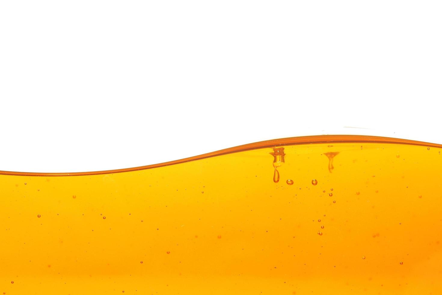 vague de viscosité de l'huile et de bulles d'air à l'intérieur de l'huile isolée sur fond blanc. photo