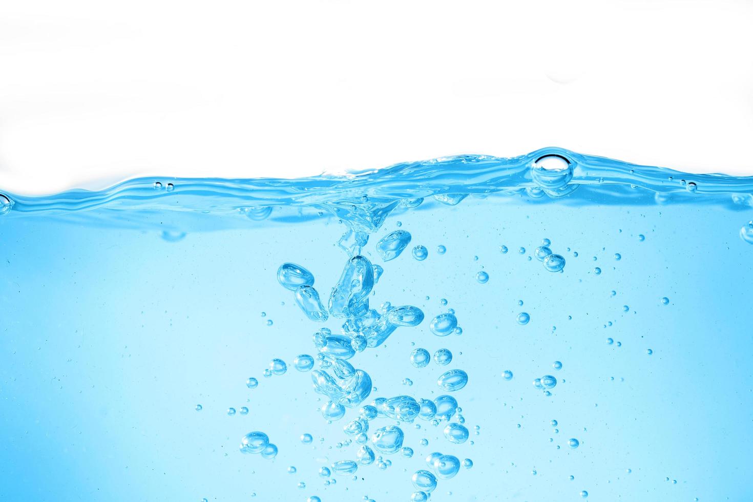 L'eau de surface bleu et bulle d'air isolé sur fond blanc photo
