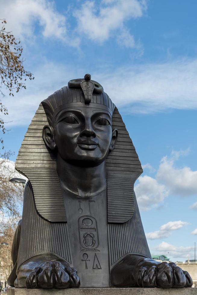 Londres, Royaume-Uni, 2019. Le sphinx sur le quai à Londres le 11 mars 2019 photo