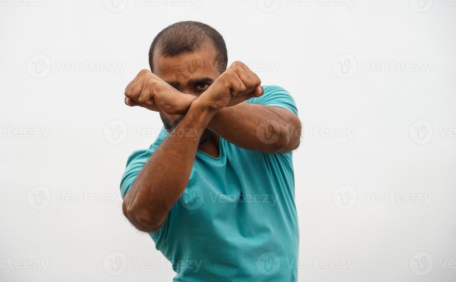 un homme faisant de l'autodéfense photo