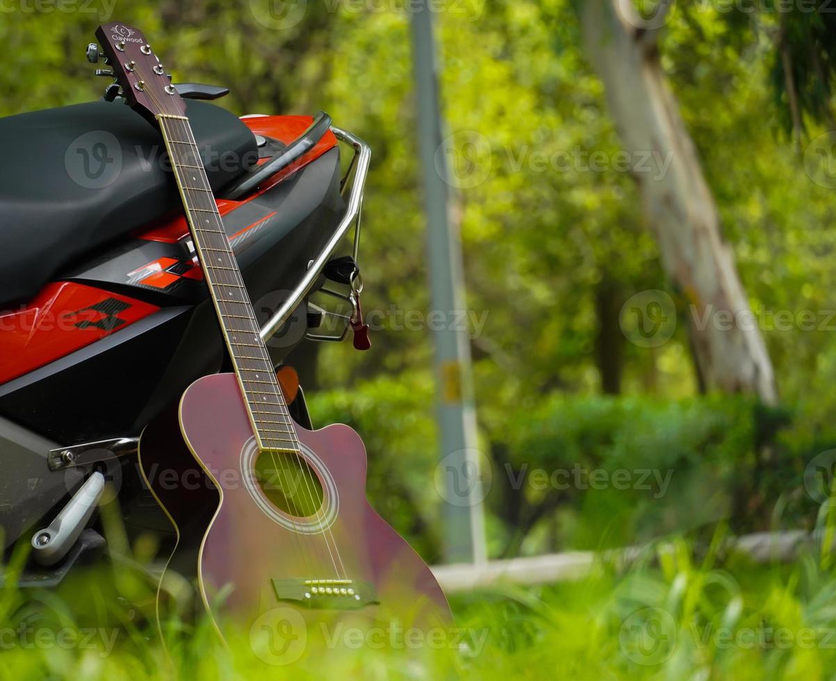 guitare rouge et vélo dans le parc belle image photo