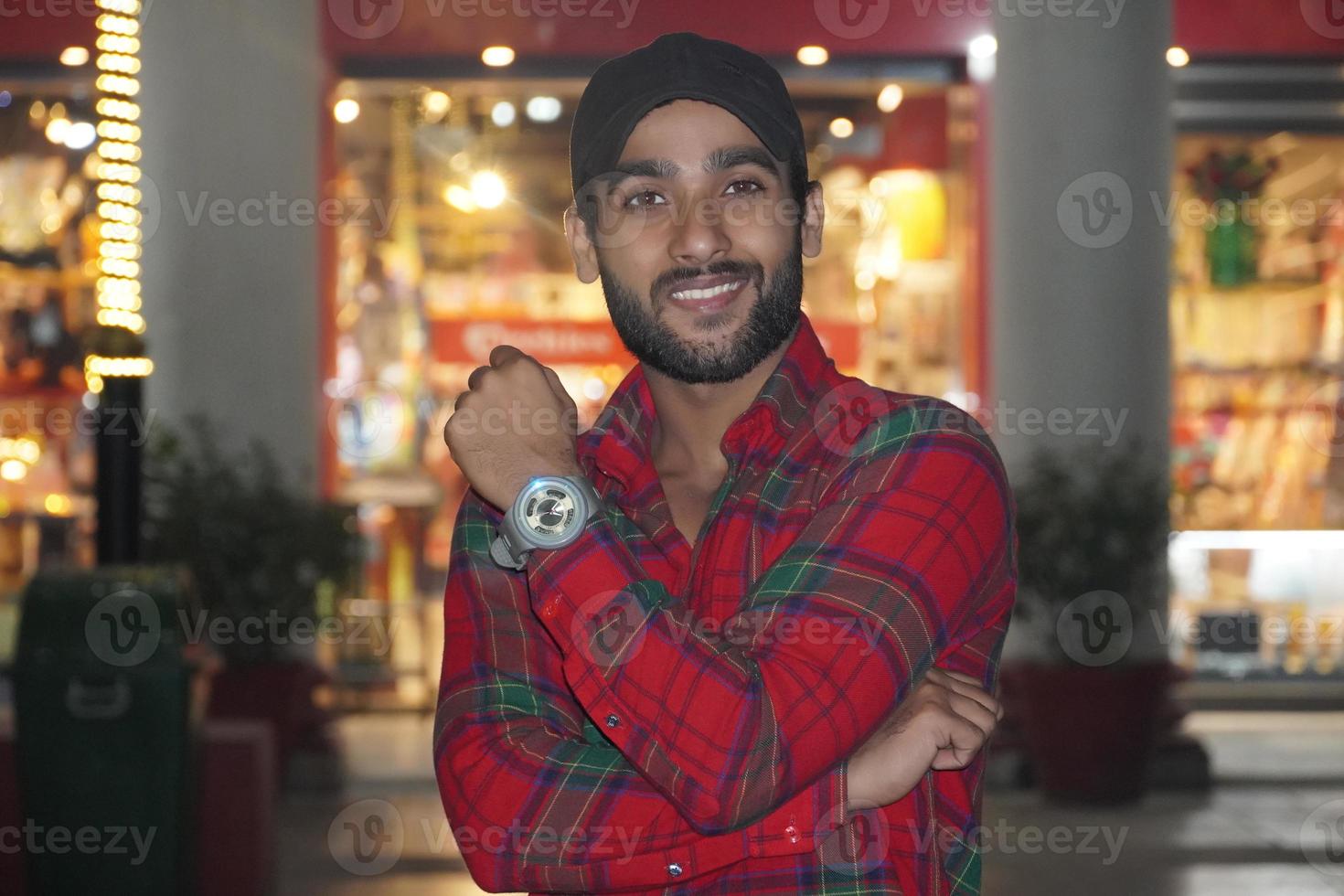 photo de sourire d'homme, homme avec un beau sourire à la lumière de la nuit