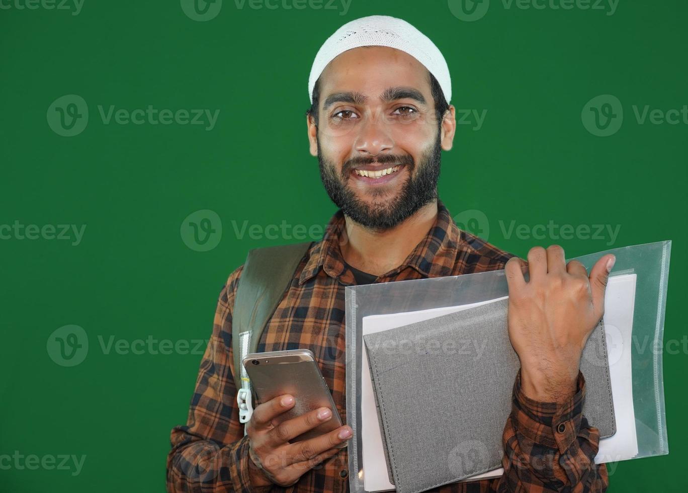 jeune étudiant garçon musulman sur fond d'écran vert. photo