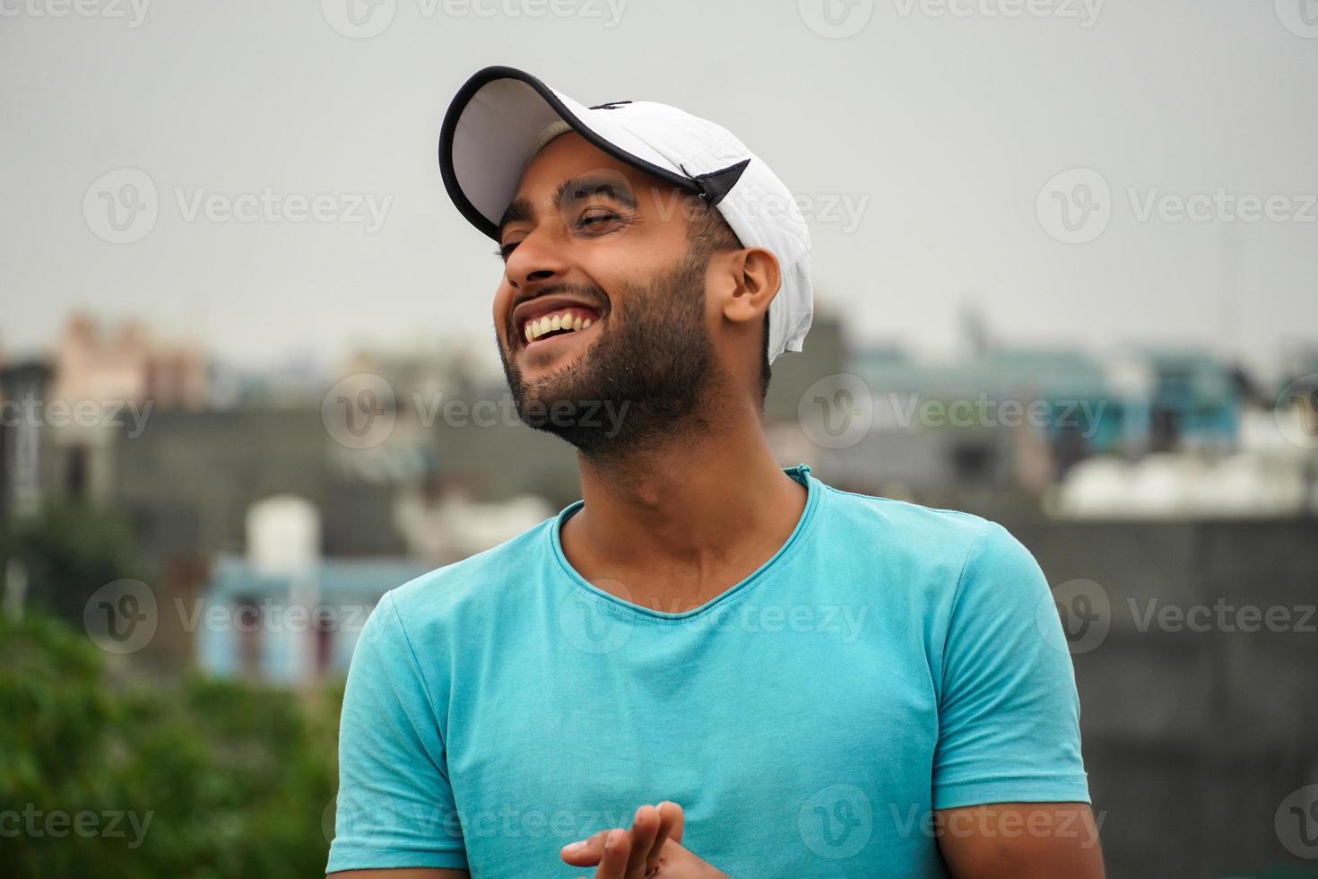 homme asiatique visage souriant avec son chapeau blanc photo