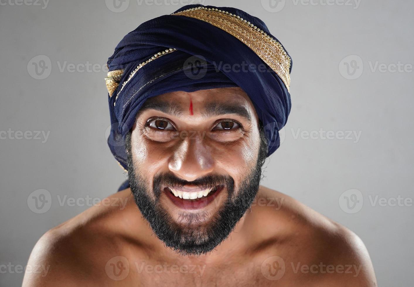 roi hindou souriant roi images - homme indien dans le théâtre agissant comme un roi photo